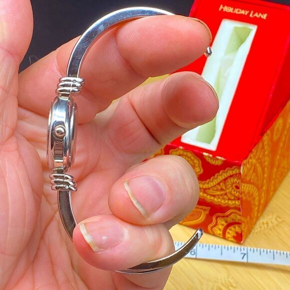 Ladies NWOT spring clasp Holiday Lane watch by Macy’s in exceptional condition - Picture 5 of 7